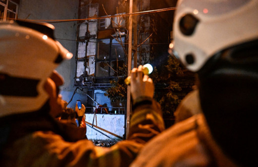 İstanbul'da 2 binanın dış cephesini saran yangın söndürüldü