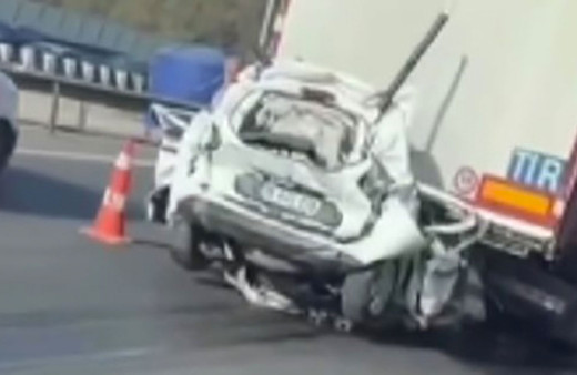 İzmir Bayraklı'da feci kaza görenlerin dili tutuldu iki tır arasında kaldı kağıt gibi ezildi