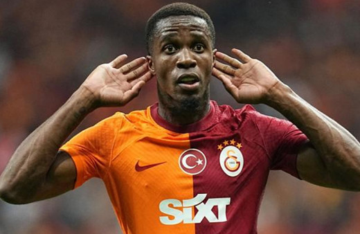 Galatasaray taraftarı, oyundan çıkan Wilfried Zaha'yı ıslıkladı