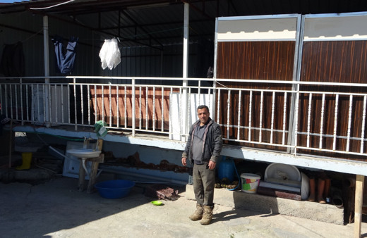 Depremde çöken evini tahtalarla güçlendirdi