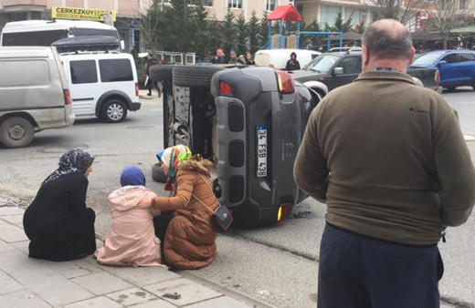 Kazada aracı yan yattı kadın sürücü şoka girdi