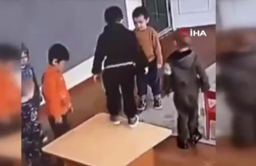 Döven de dövülen de çocuk! Kreşte feci darp anı kamerada