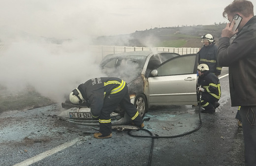 Bursa'da seyir halindeki otomobil alev aldı