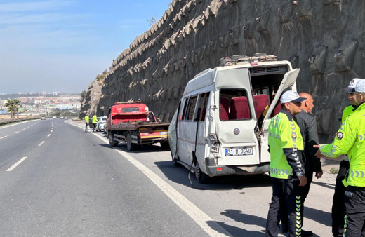 Devrilen minibüsteki 12 kişi yaralandı