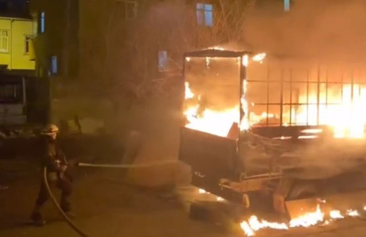 İstanbul'da park halindeki kamyonet alev alev yandı