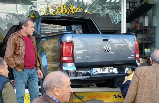 Kamyonet iş yerine uçarak girdi: 1 kişi yaralandı