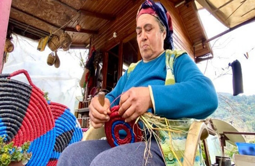 Depremzede kadının elinin değdiği buğday sapları, tepsi oluyor