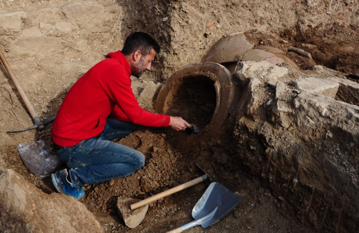Tenedos Antik Kenti kazılarında çocuk mezarlığı keşfedildi