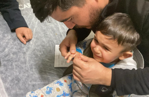 Kapak açacağına parmağını sıkıştıran çocuğu itfaiye kurtardı