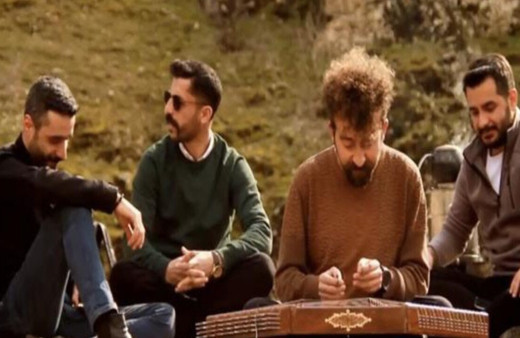 Yüksekovalı gezgin öğretmen bu sefer doğaya dikkat çekmek için santur çaldı