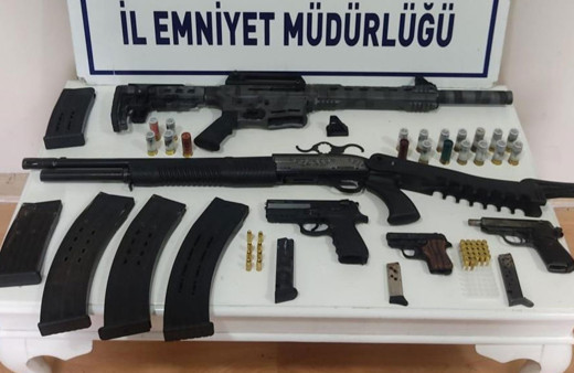 Balıkesir’de cephanelik gibi evi polis bastı!