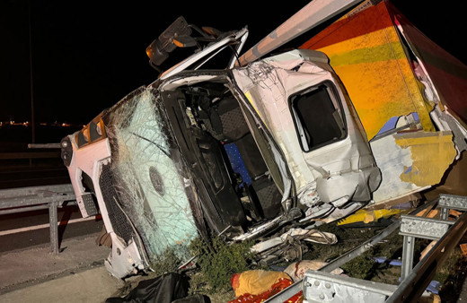 Devrilen kamyonda 1 kişi öldü, 1 kişi yaralandı