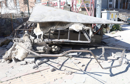 Hasarlı binadan vinçle çıkarılmak istenen fırın yere çakıldı