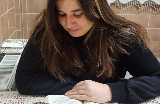 Kahramanmaraş'ta yol kenarında bulduğu kaplumbağayı evinde besliyor