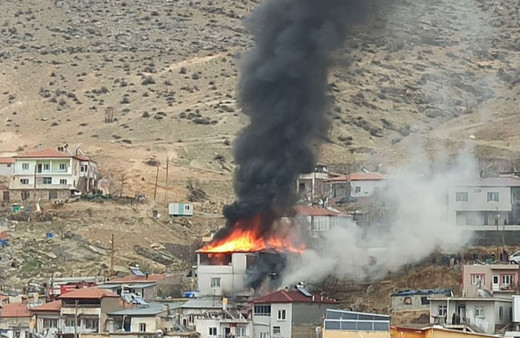 Kayseri'de çıkan yangında 2 katlı ev, samanlık ve ahır yandı