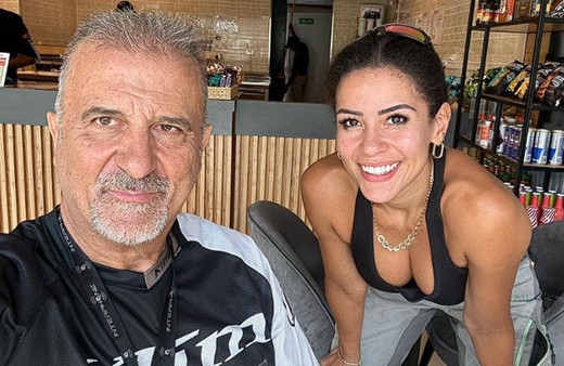 Motosikletle dünya turu yapan çifte korkunç saldırı: 7 sapık, kadına tecavüz etti!