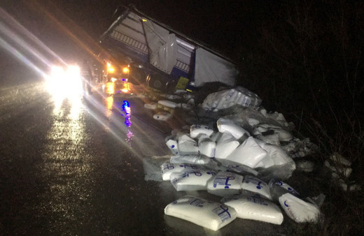 Amasya’da tır kaza yaptı, çuvallar yola savruldu