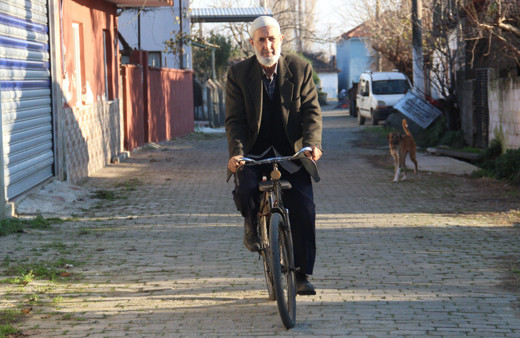 75 yaşındaki yaşlı adam 57 yıldır aynı bisikleti kullanıyor