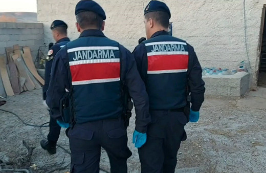 Evin bahçesinde sahte içki üreten 2 şüpheli gözaltına alındı