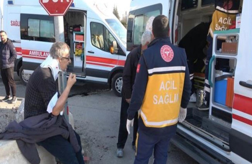 Elazığ’da pikap kamyonun altına girdi: 3 yaralı