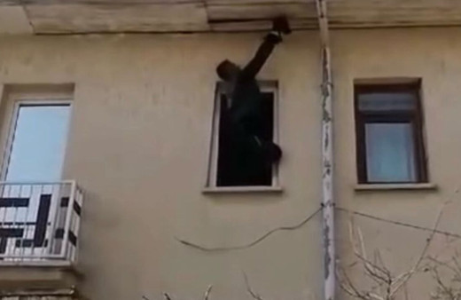 Kanadı çatı arasına sıkışan kargayı itfaiye kurtardı