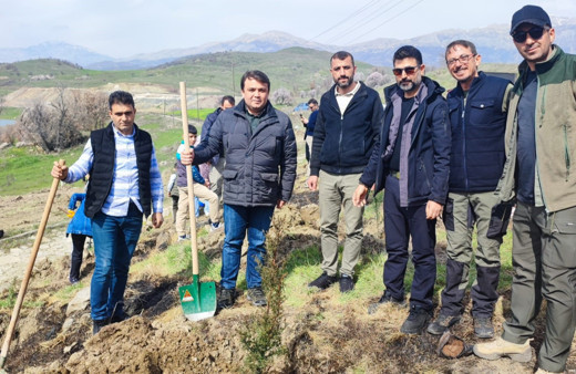 Depremde hayatını kaybedenlerin anısına bin fidan toprakla buluştu