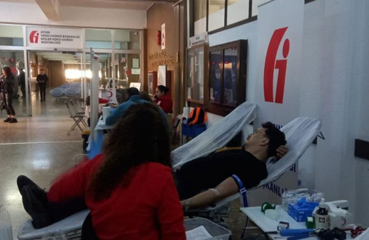Vergi ödemeye gelenler kan bağışı yapıyor