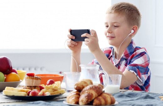 Ekran karşısında beslenme çocuklarda obezite riskini artırıyor