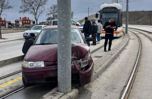 Virajı alamayan otomobil tramvay yoluna girdi
