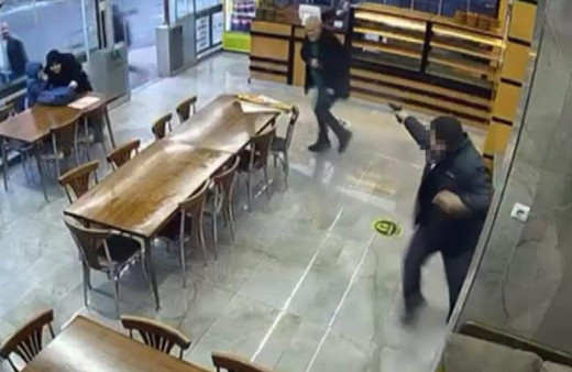 İki silahla fırına geldi, öldürüldü! Esnafların kanlı çatışması anbean kameraya yansıdı