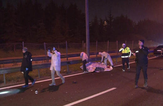 İstanbul'da feci kaza! Otoyolda karşıdan karşıya geçmeye çalışan 4'ü aynı aileden 5 kişi öldü