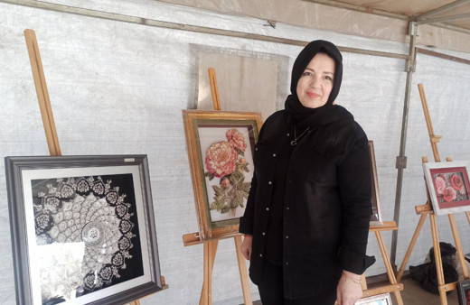 Depremzede kadınlar, yaptıkları ürünlerle hem kazanç sağlıyor hem de sosyalleşiyor