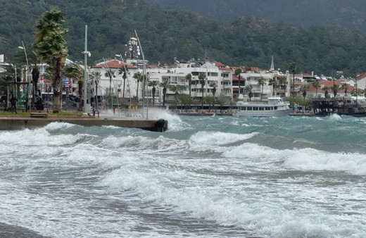 Marmaris’te önce fırtına, sonra sağanak yağış etkili oldu