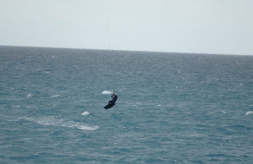 Sağanak ve fırtına alarmı verilen Antalya'da uçurtma sörfü keyfi