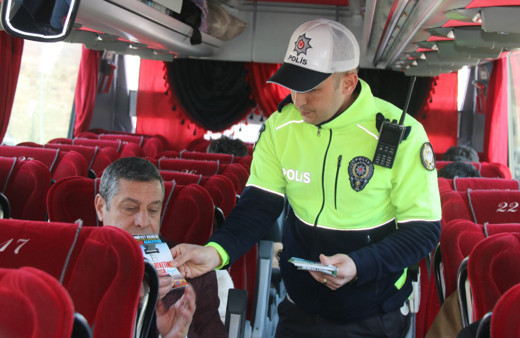 Otobüs terminalinde şoför ve yolculara emniyet kemerinin önemi anlatıldı