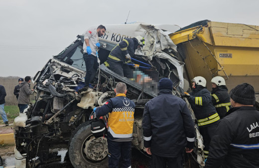 Edirne’de iki kamyonun çarpıştığı kazada bir sürücü feci şekilde hayatını kaybetti
