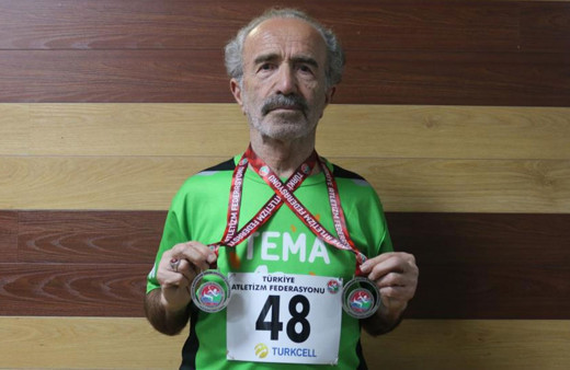 78 yaşında 2 madalyanın sahibi oldu!