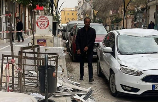 İnşaatın önünden geçen çocuğun üzerine ahşap kapı düştü