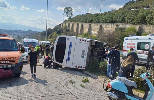 Yolcu minibüsü devrildi, çok sayıda yaralı var!