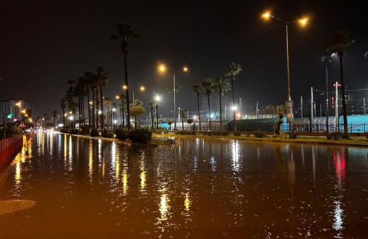 İskenderun'da şiddetli yağış: Caddeler göle döndü!