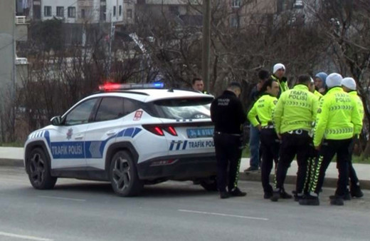 İstanbul'da servis minibüsü trafik polisine çarptı!