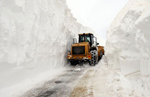 Araçlarıyla yolda mahsur kaldılar! 60 kişi kurtarıldı!