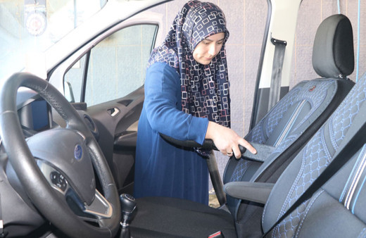 Erkek işi olarak bilinen oto yıkamaya "kadın eli" değdi