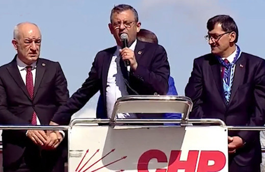 Özgür Özel adayın ismini söyleyip başkasının elini havaya kaldırdı