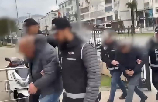 Sahte polis ekipmanları ve tabancalar ile yakalandılar!