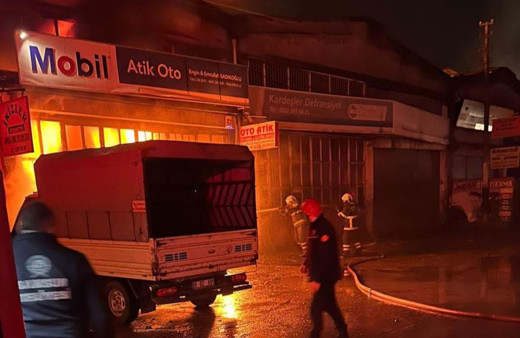 Oto tamirci dükkanı alev alev yandı
