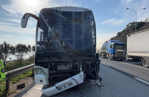 TEM’de yolcu otobüsü, tır ve hafif ticari araç çarpıştı : 1’i ağır 9 yaralı