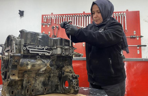 "Sanayide kadın mı çalışır" diyenlere inat, erkek ustalara taş çıkarıyor!