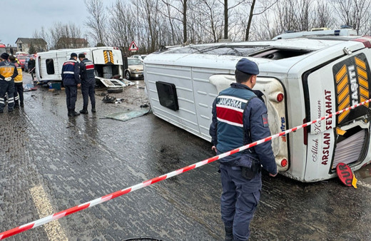 İşçi servisleri çarpıştı! 1 kişi öldü, 27 kişi yaralandı!