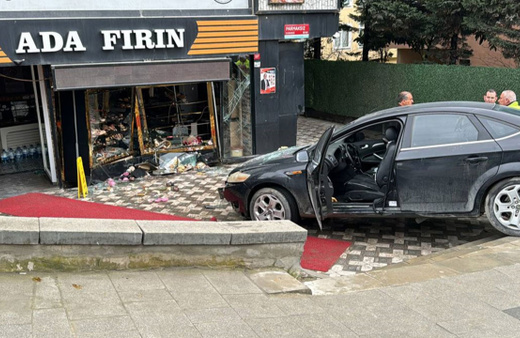 Fren yerine gaza bastı, otomobiliyle fırına girdi!